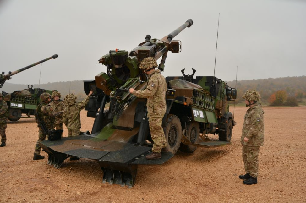 区别看待：英国陆军没有皇家封号，所属部队的皇家封号一抓一大把