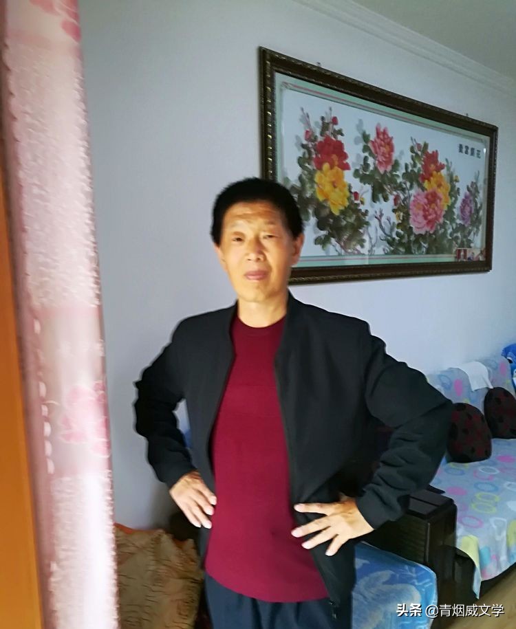 秋意渐深风光美，红花绿叶织涵芳