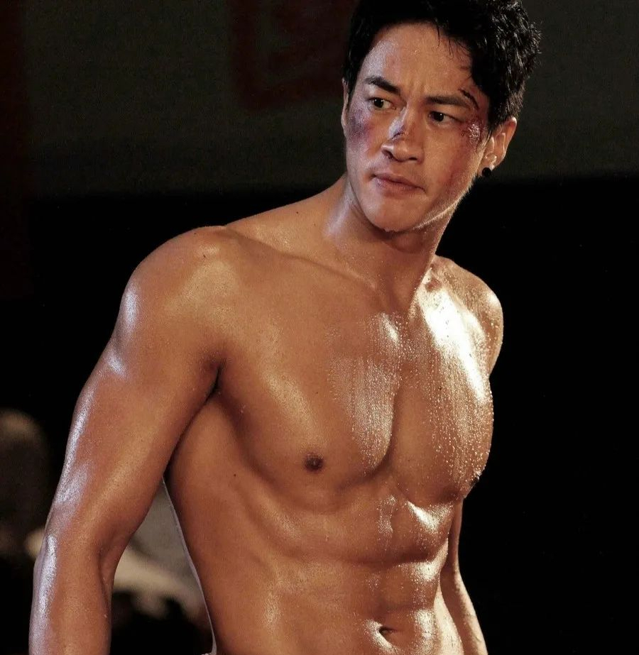46岁何润东裹着浴巾半裸出镜，网友都被他美好的肉体迷住了
