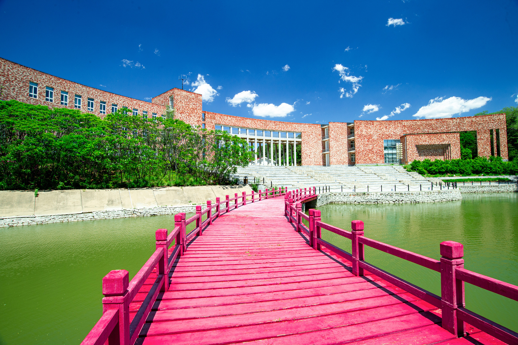 辽宁何氏医学院：国家级风景区里的大学