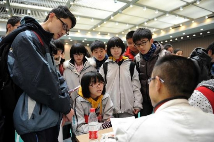 高中生是否有望上名牌大学，需要看这几科成绩，班主任说出原因