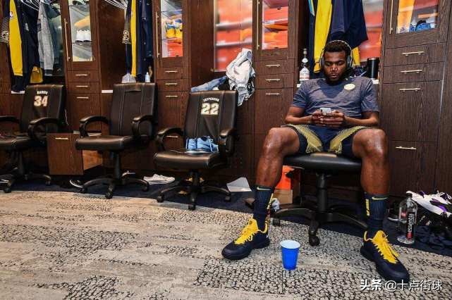 篮球比赛没节多少分钟（NBA中场休息只有15分钟，除了讲解战术，球员还会做什么？）