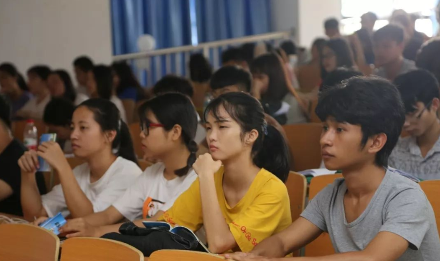 为何大学课堂上睡倒一片，老师依旧从容讲课？因为早已司空见惯