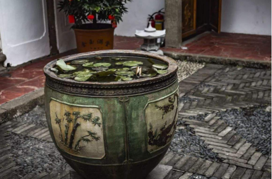 古代的大户人家，为何都要在院子里放一口水缸？可不仅是调理风水