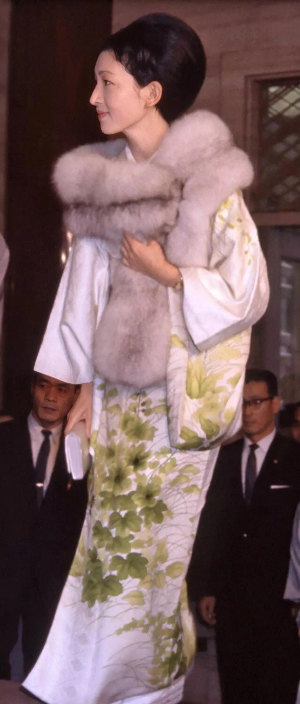 她是日本名媛，是明仁初恋，拒绝电话订婚，为何75岁称配不上明仁