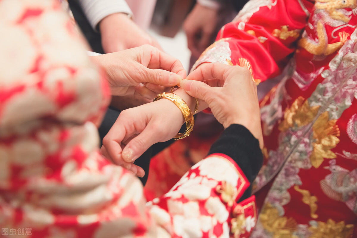 婆婆：成功拆散2个儿子的婚姻后，中秋节被二儿媳妇骂“滚出去”
