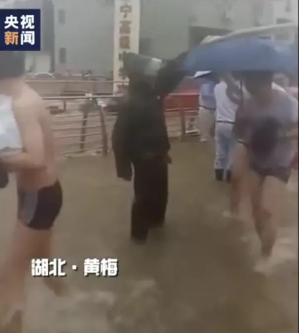 这届高考催泪瞬间,看到第一个就忍不住了