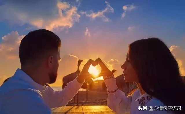 有一种陪伴，叫你中有我，我中有你，不是夫妻，却胜过夫妻