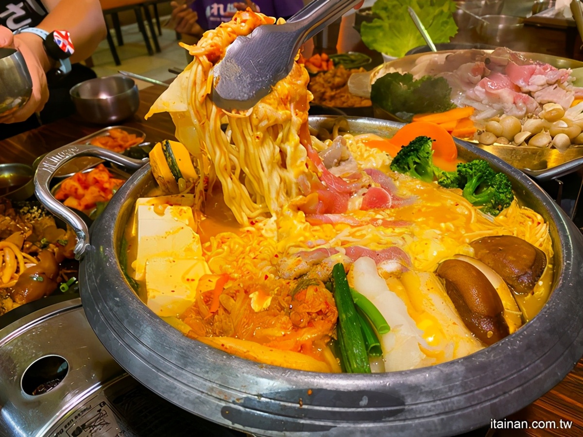 没预订吃不到！台南人气韩式料理脆Q韩国猪脚肥而不腻超扎实