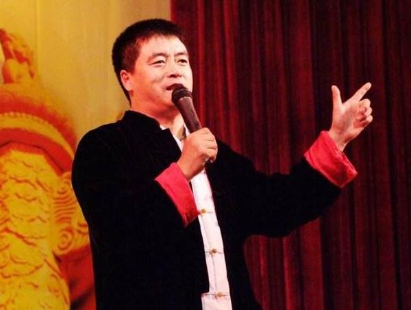 拒做赵本山徒弟，又当众殴打交警的魏三，如今49岁直播捞金惹争议