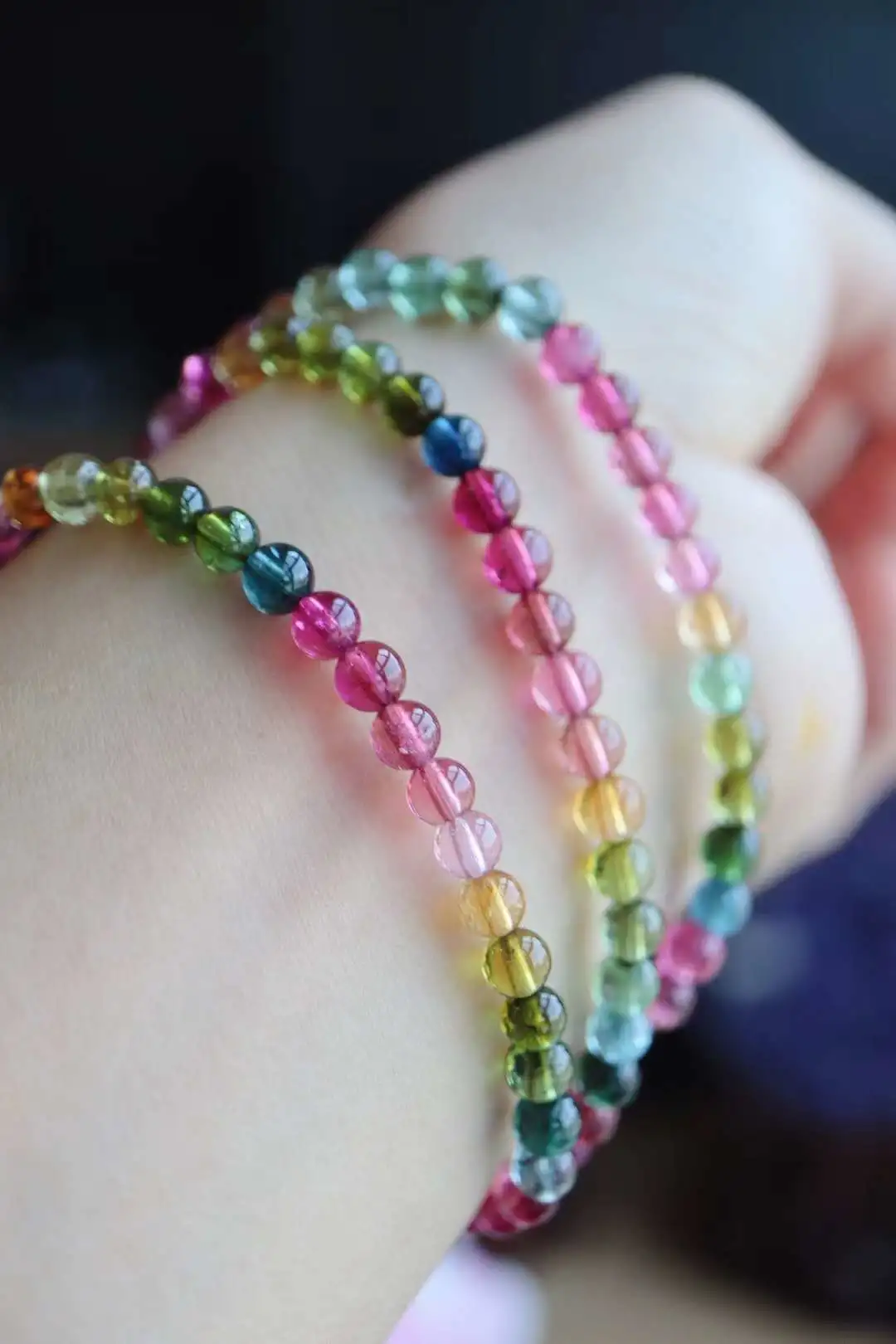 以红色,蓝色,绿色为好,要求颜色均匀艳丽;在碧玺项链和碧玺手链中则以