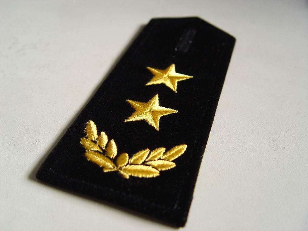 上尉将军的肩章中将:徐立清,原军团级,当时是总政治部副主任,按第2条