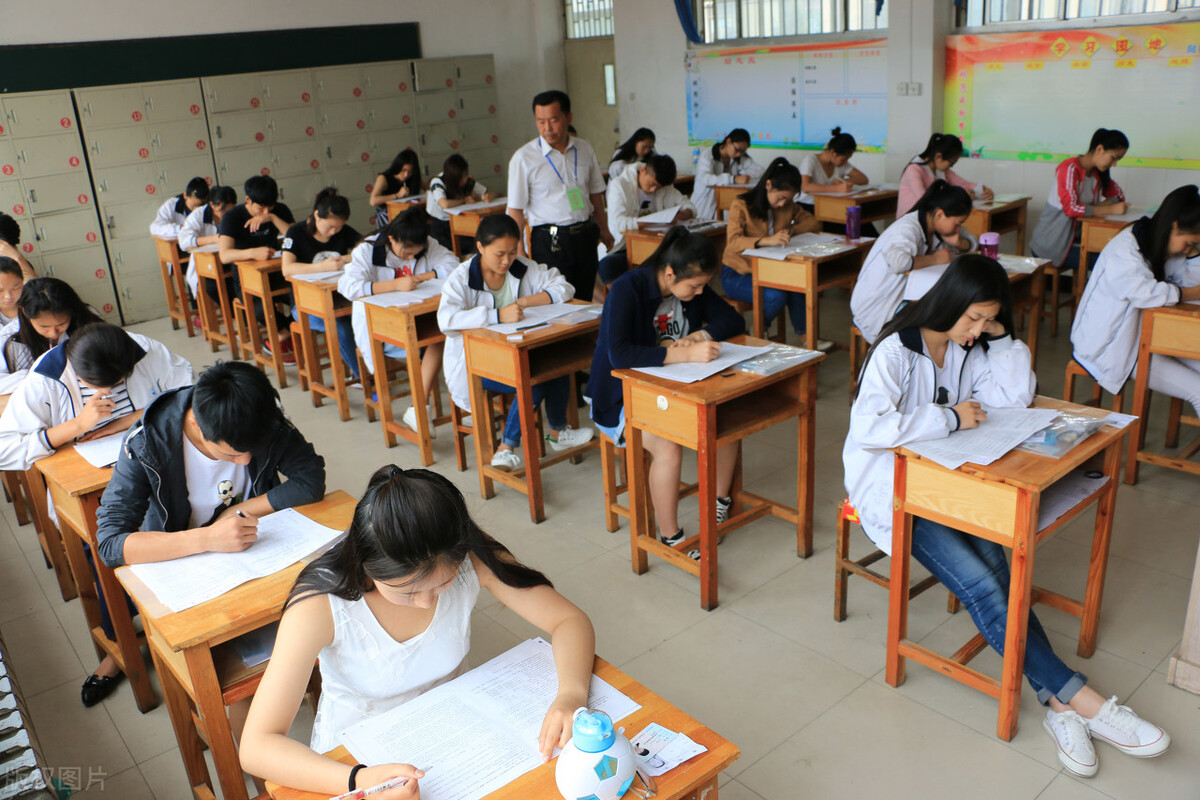 依托教材开展语言教学，提高学生短文改错能力