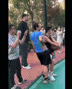 姚明女兒在哪里學籃球（姚明攜女在野球場出現！女兒才10歲就上場練手啊？）
