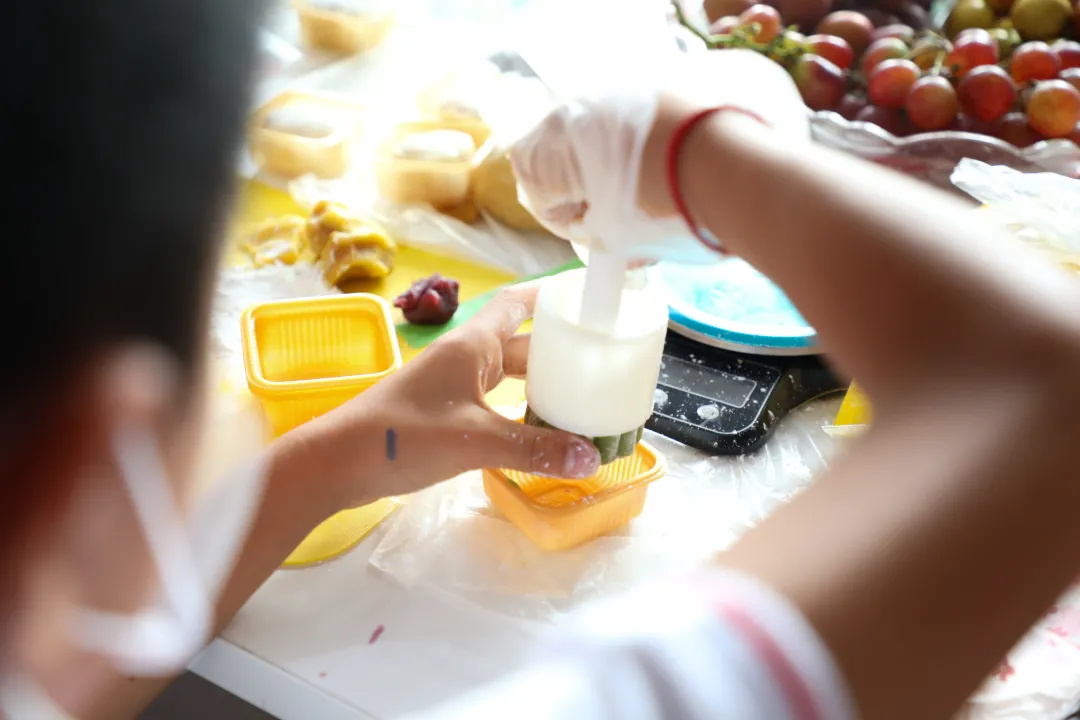 昌平区凯博外国语学校这个中秋孩子们有点甜