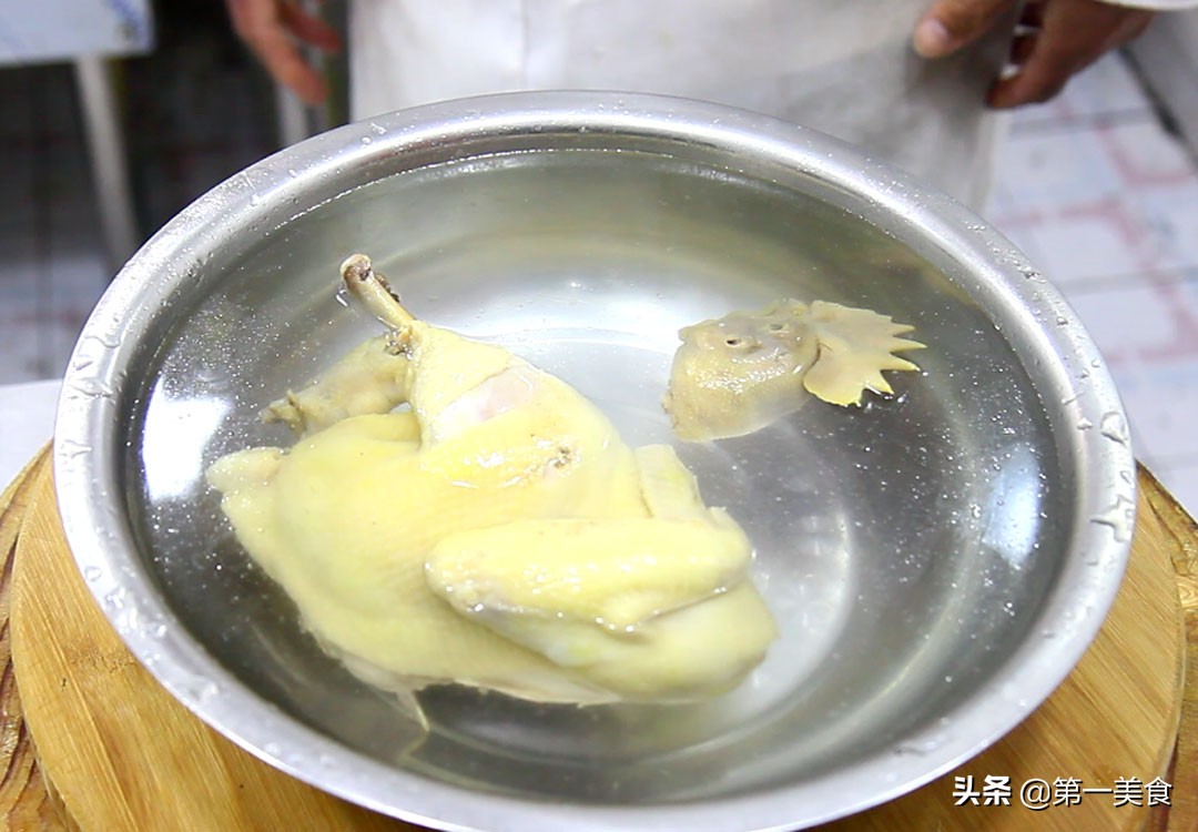 白水鸡怎么煮才好吃（这样做白斩鸡鸡肉鲜香美味）