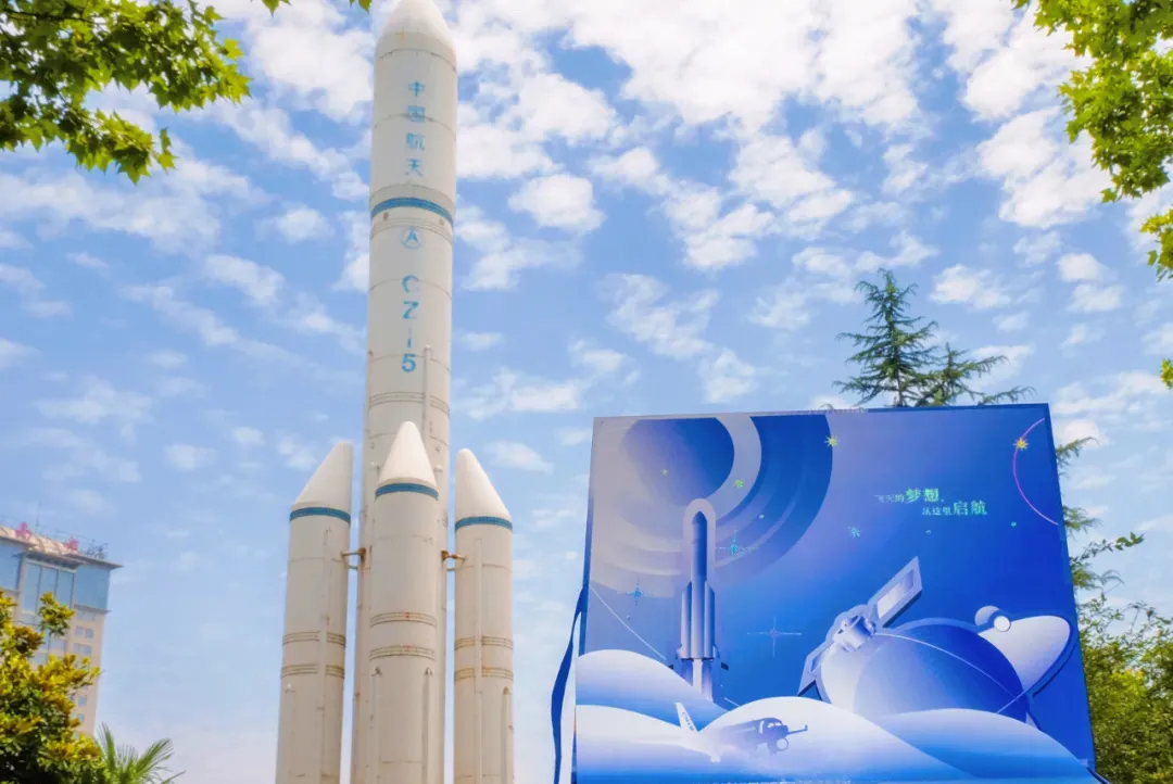 「你喜欢的大学」 拍了拍你，并说：这是你的录取通知书嘛？