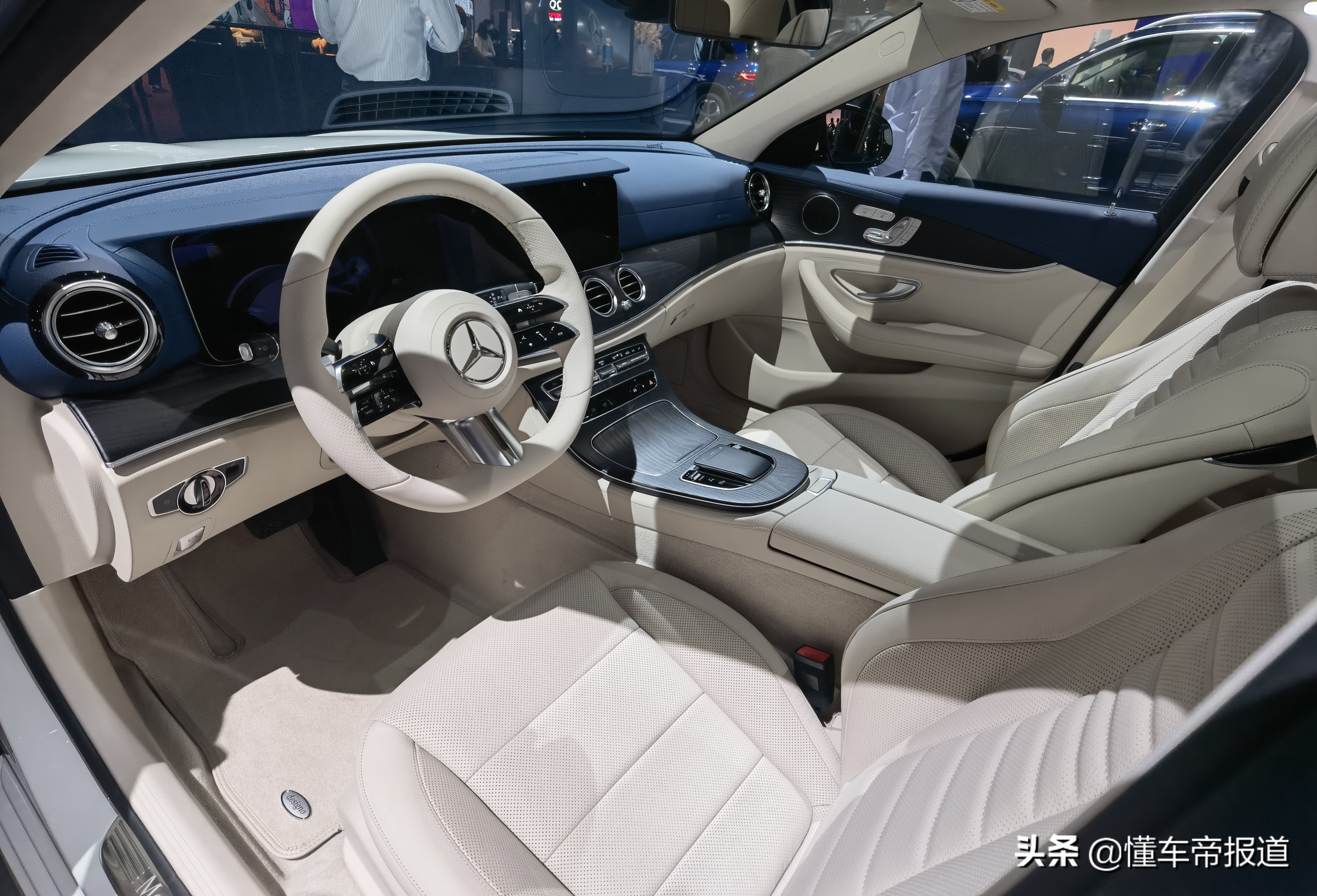 包括前格栅正中央的嵌入式奔驰车标,前格栅内部镀铬点阵式造型,以及与