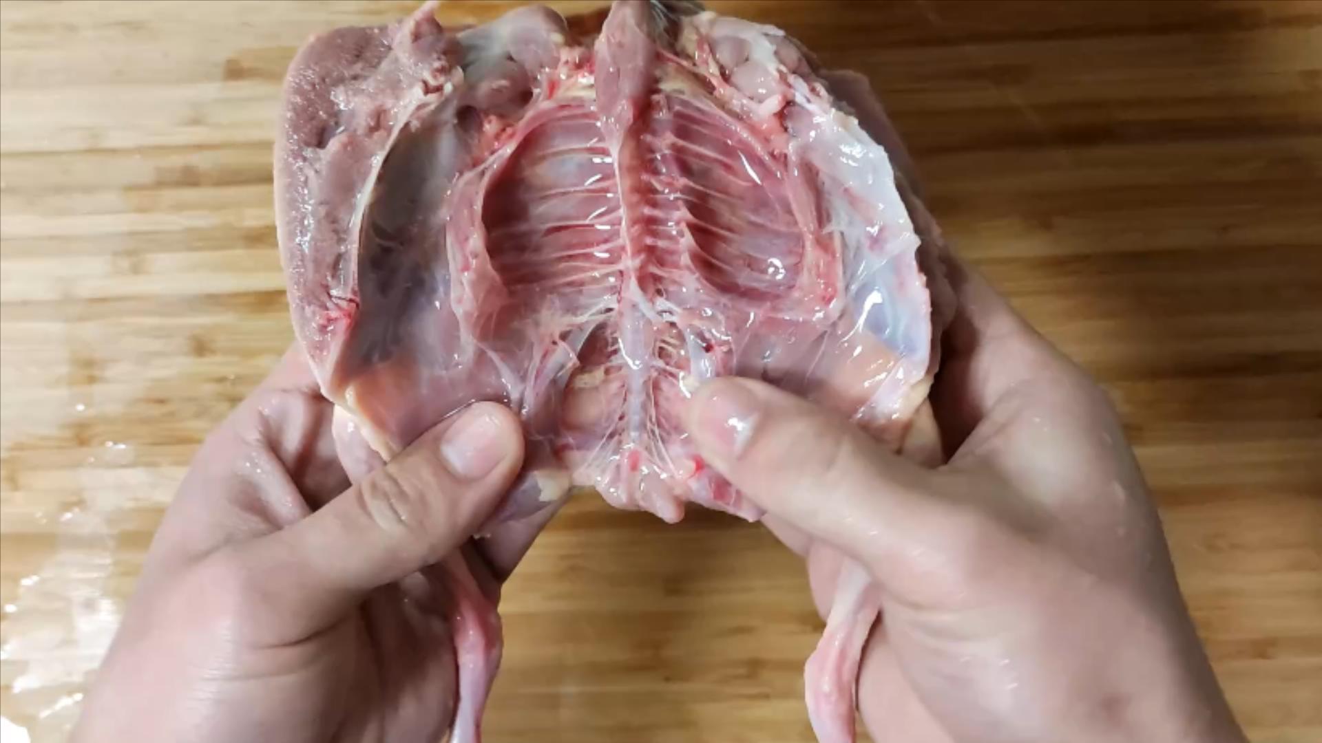 这个是气管,这两个是肺,这个是鸽子的心脏,这个是鸽子的肝脏,肝脏下面