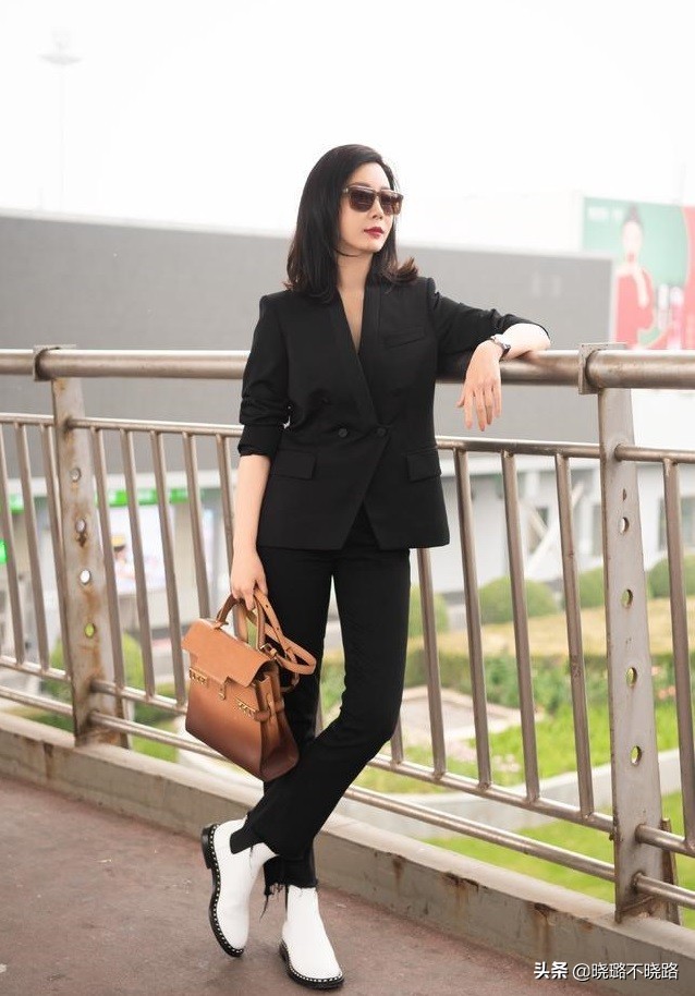 陈数带火了一种穿法，叫“西装+烟管裤”，很适合四五十岁的女人