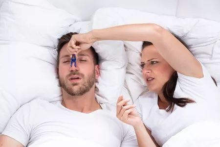 睡觉打呼噜，鼾声如雷？4个生活小细节，帮你轻松解决打呼