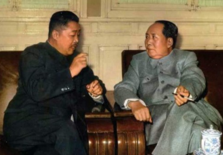 毛主席有34年烟龄，见蒋介石坚持一根不抽，老蒋：此人不可轻视