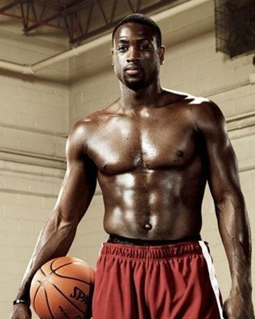 胸肌在篮球(NBA球员强壮的胸肌：霍华德大块胸肌如充气，格里芬体型完美)