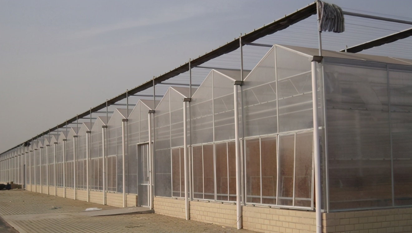 阳光板连栋温室降温措施:一,增加通风的面积,在智能温室的顶部可以