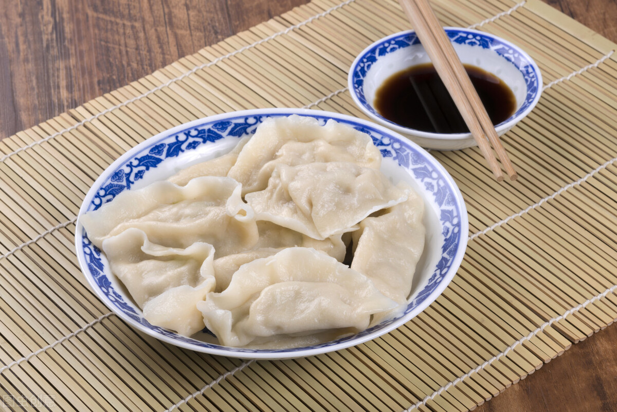 煮冻饺子时，想要不破皮不露馅，保存有技巧，饺子更好吃
