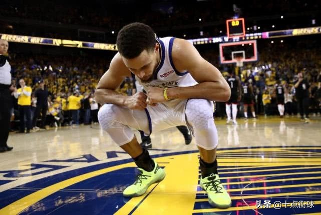 为什么nba球员都要把衣服(都是荷尔蒙爆棚的运动，在足球和NBA中为何不允许球员脱衣庆祝？)