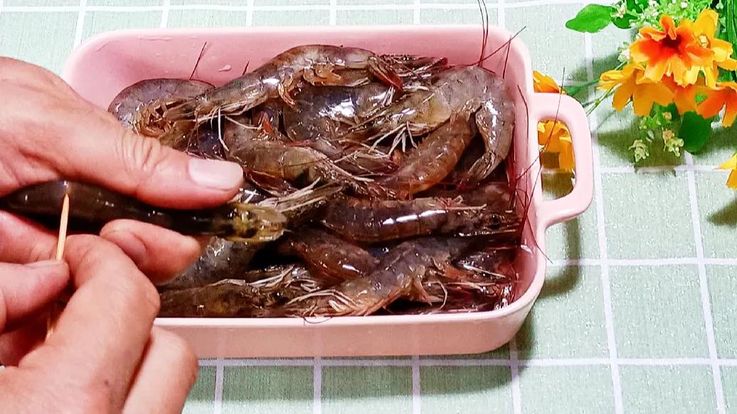 基围虾怎么去虾线（4个步骤教你简单去除虾线）