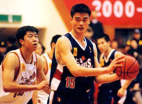 姚明打cba哪个球队（02年姚明如何成第一个纯外籍状元？打爆01榜眼，征服梦之队主教练）