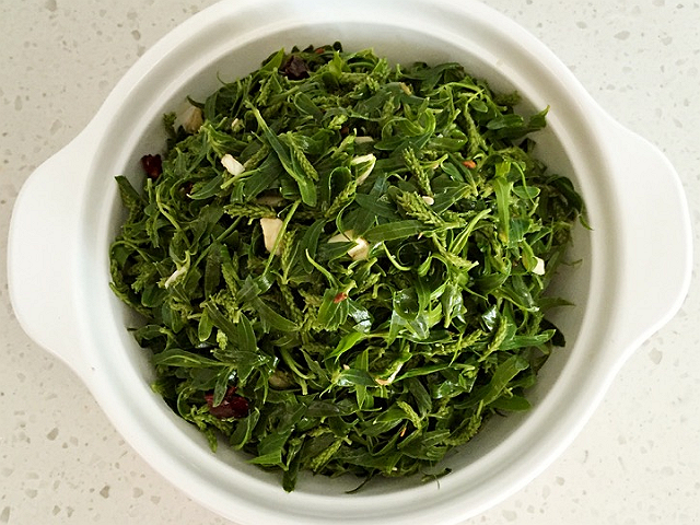 终于可以报仇了,一到春天就乱飞的柳絮竟然可以吃,凉拌后很美味