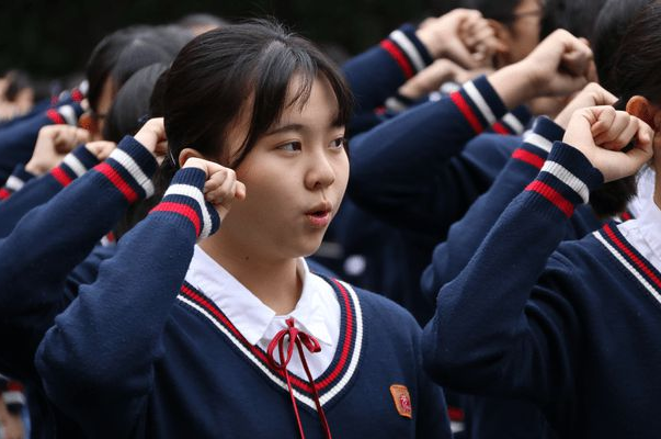 萌妹学霸查分从容淡定，数学获得150分满分，网友对其评价很高