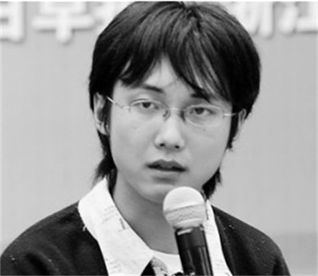 2005年“背母上学”的刘霆，十年后变性，参加选美比赛成功获奖