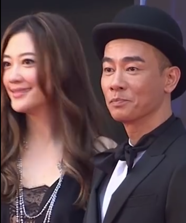 陈小春跟应采儿汇报行程，连说11次我爱你，一旁张智霖的表情亮了