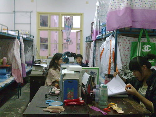 高校宿舍出现“差别对待”，交的住宿费都一样，条件为啥天差地别