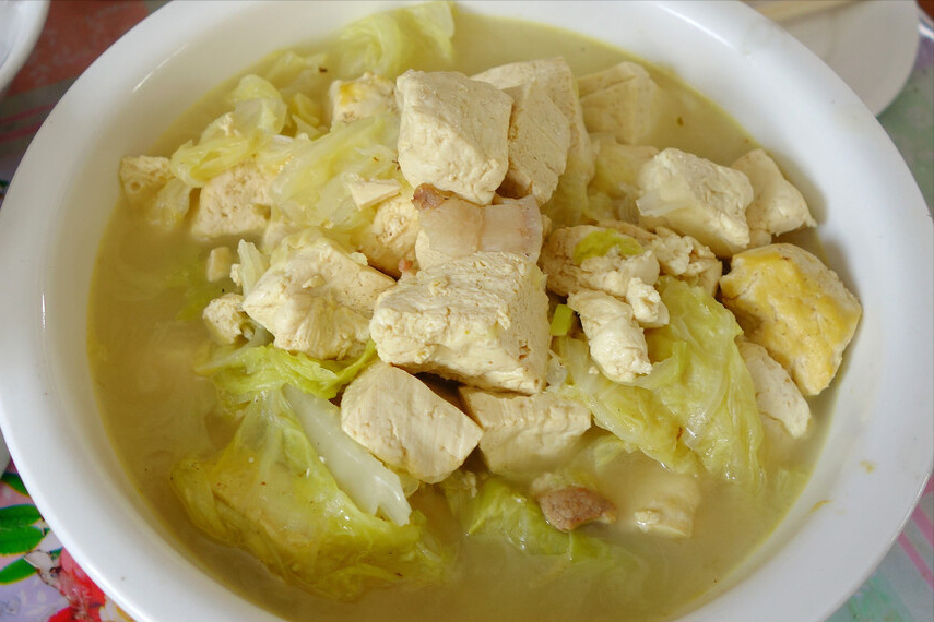 白菜炖豆腐，先炒白菜还是豆腐？大厨教你正确顺序，鲜香又入味