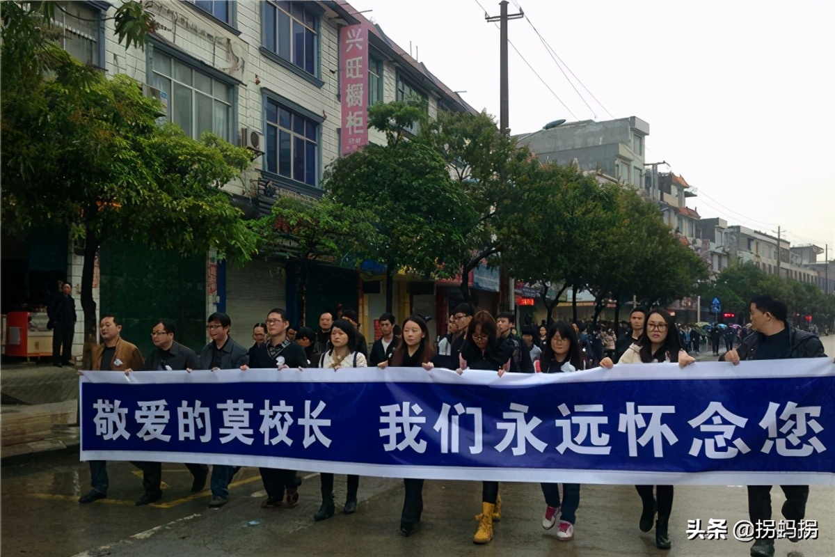 为1.8万名贫困生圆大学梦丨哪怕化缘，也要筹钱让他们走出大山