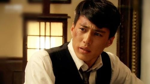 与二婚妻子相守11年，演20年配角终成名，靳东到底有何本事？