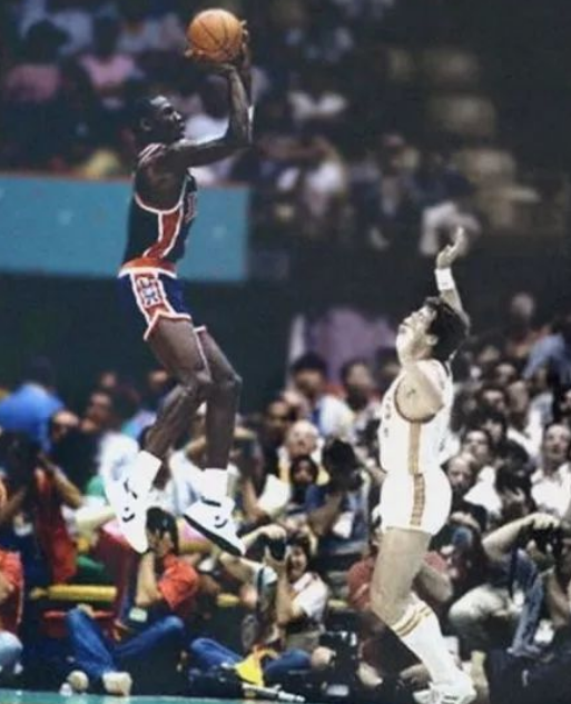 迈克尔乔丹参加了几次奥运会(早在梦一队之前，乔丹就打过奥运会了，当时他表现如何？)