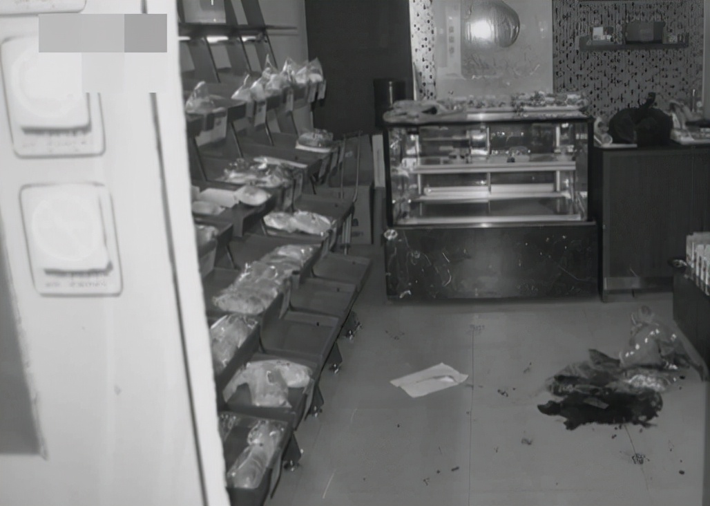 2011年，一面包店美女店长深夜被杀害，凶手因倒卖死者手机暴露