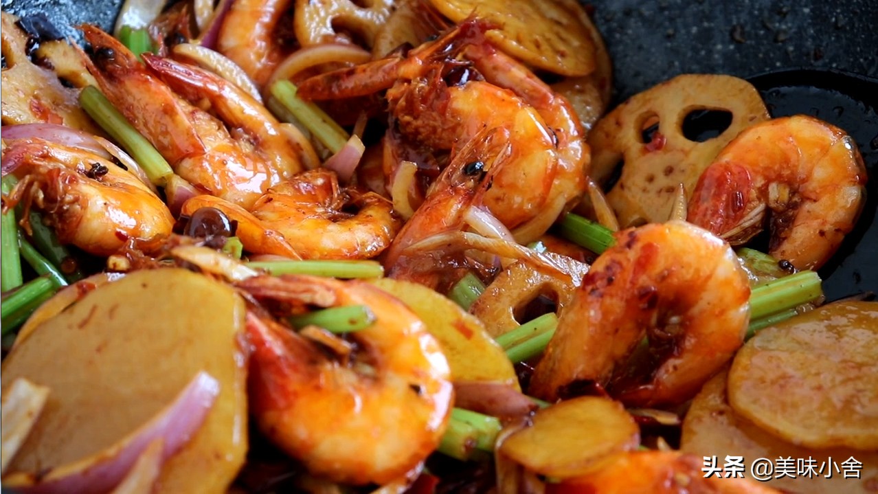 好了,咱们这个干锅香辣虾就做好了,这样做味道麻辣鲜香,特别的美味