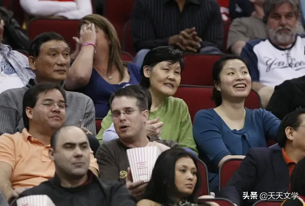 中国女篮队长姚明母亲方凤娣，组织对她讲：你们谈一谈恋爱吧