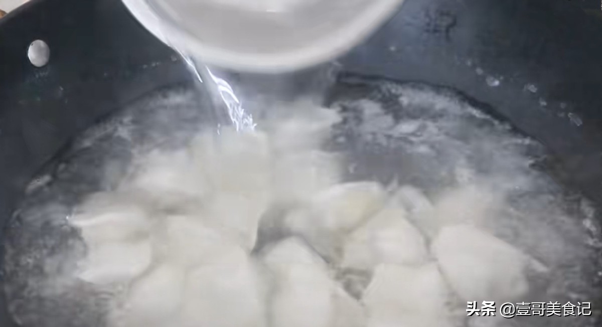 煮饺子用冷水还是热水（大厨教你正确做法饺子不破皮）