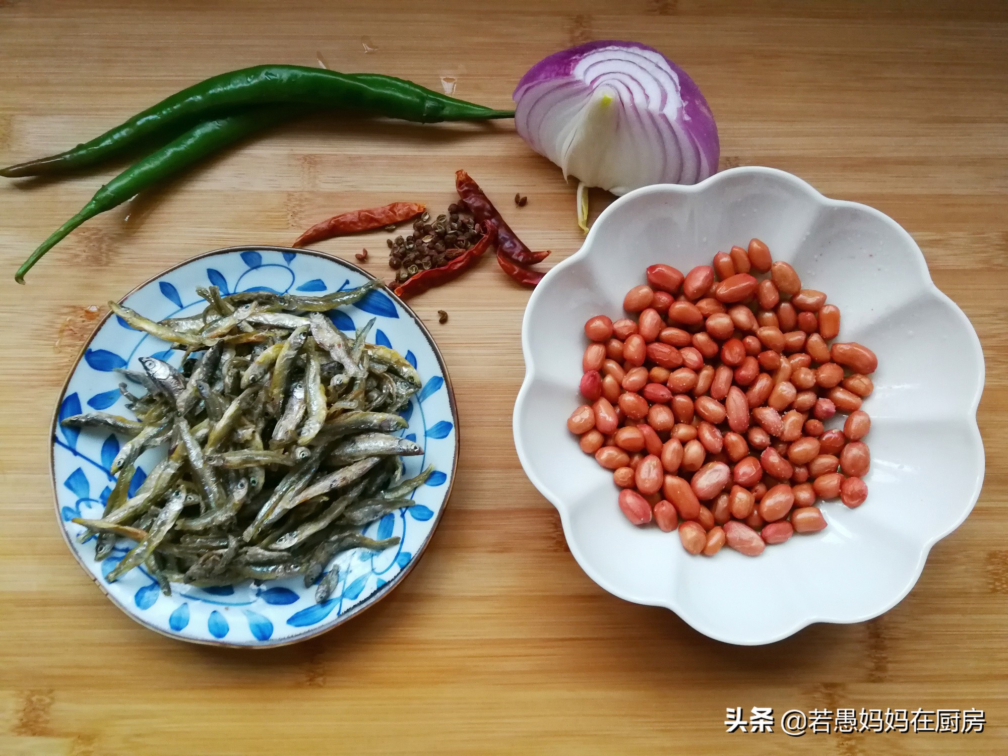 糖醋小鱼干的正宗做法（香辣开胃小鱼干的美味煮法）