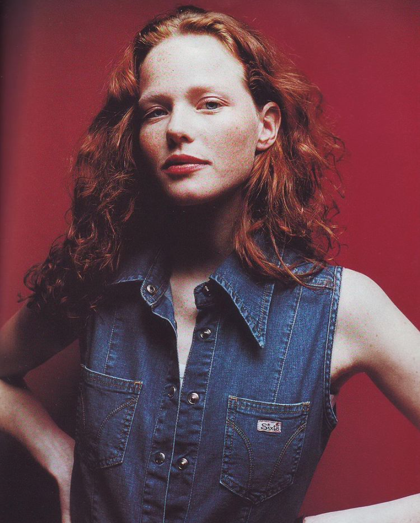 模特生涯持续30年,她让皱纹与雀斑也成为个性魅力,美得独特