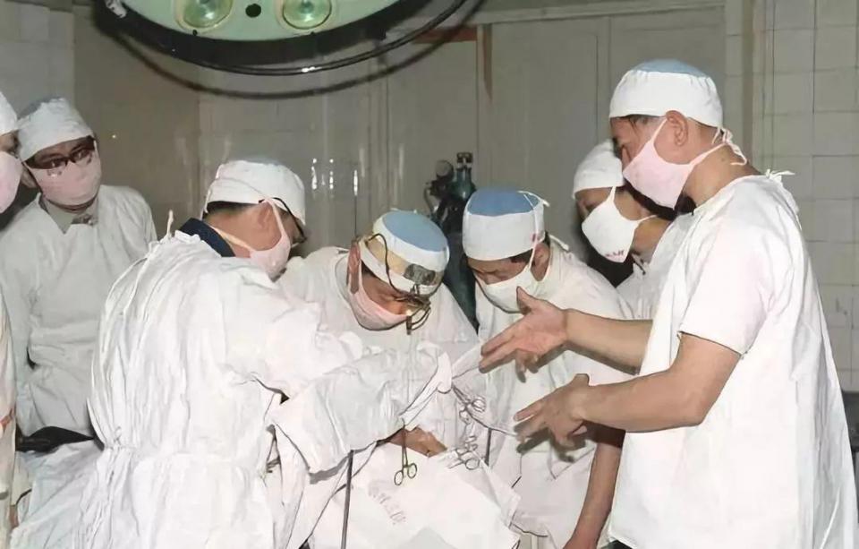 中国八十年代的全民气功热："气功大师"手术台上发功