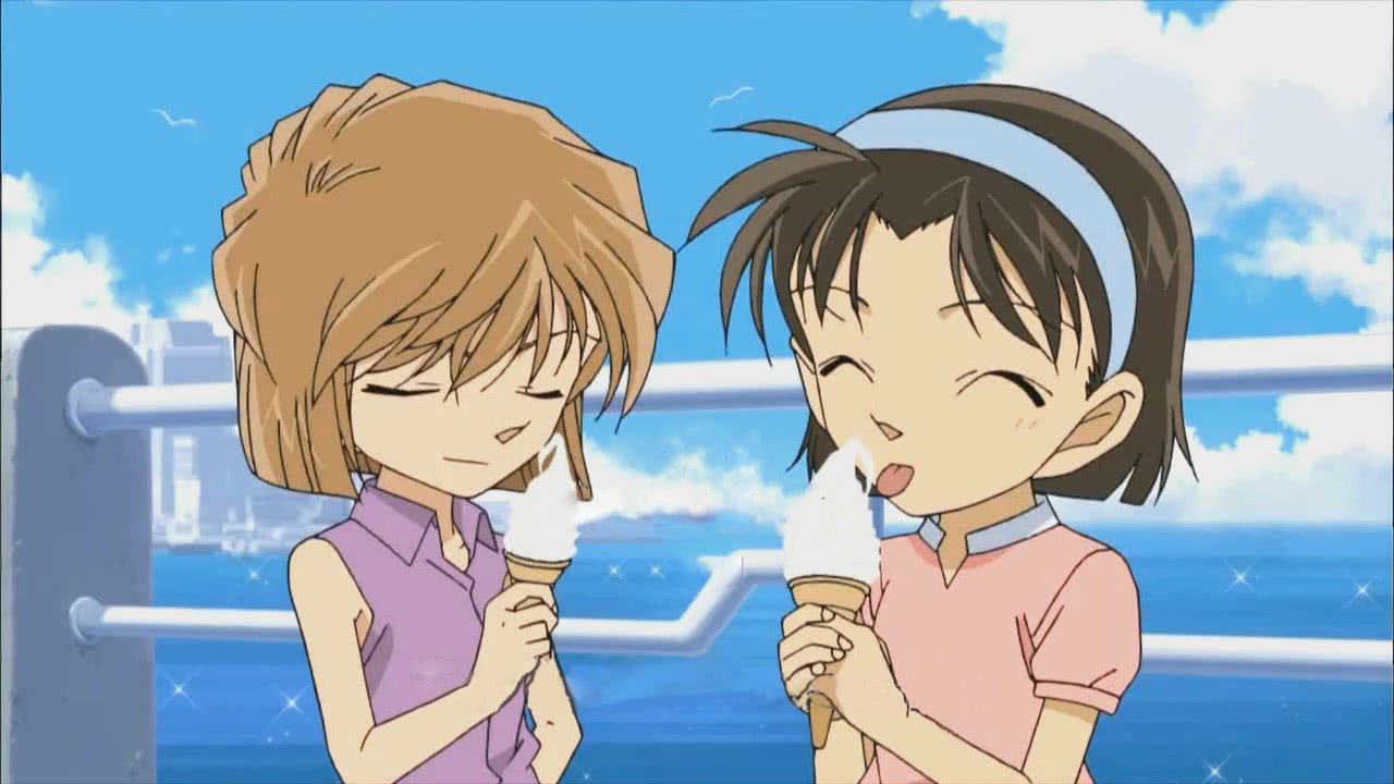 大家都知道小兰和新一两人一直都是互相喜欢的,而灰原哀在和柯南相处