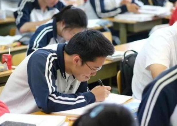 高考迎来好消息，辽宁考生今年高考录取率或将升高，家长很高兴